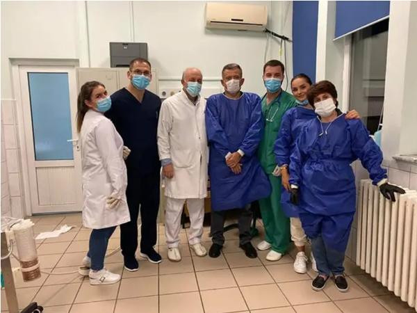 Đội ngũ bác sĩ tham gia ca phẫu thuật giúp bệnh nhân nuốt điện thoại. Ảnh: Skender Telaku. Đội ngũ bác sĩ tham gia ca phẫu thuật giúp bệnh nhân nuốt điện thoại. Ảnh: Skender Telaku.