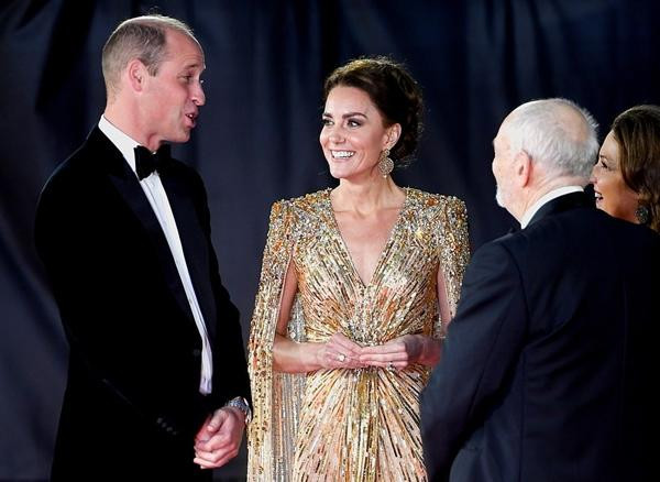 Kate được khen ngợi vì bộ váy lấp lánh giúp cô tỏa sáng. Ảnh: Reuters.