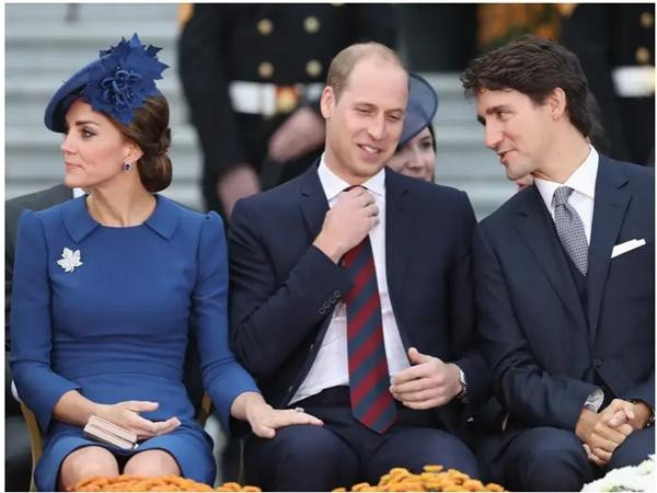 Kate dặt tay lên chân William trong khi William trò chuyện với Thủ tướng Canada Justin Trudeau. Ảnh: Chris Jackson. Kate dặt tay lên chân William trong khi William trò chuyện với Thủ tướng Canada Justin Trudeau. Ảnh: Chris Jackson.