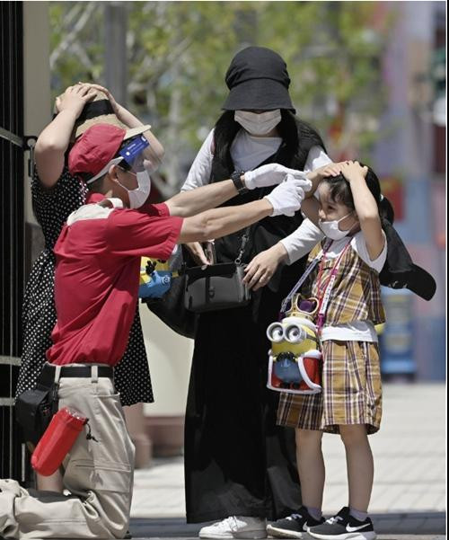 Khách tới công viên Universal (vào năm 2020) ở Osaka được đo thân nhiệt. Ảnh: Kyodo News. Khách tới công viên Universal (vào năm 2020) ở Osaka được đo thân nhiệt. Ảnh: Kyodo News.