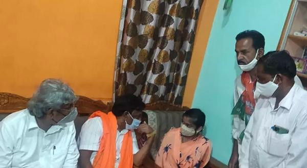 Cả nhà anh Kattimani rất bất ngờ khi được đề nghị tặng cho mảnh đất. Ảnh: India Times.