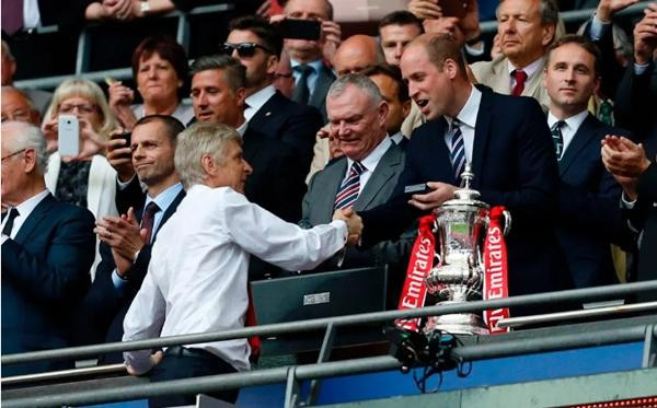 Không chỉ là Chủ tịch Liên đoàn Bóng đá Anh, Hoàng tử William cũng được biết đến là một "fan cuồng" của bóng đá. Ảnh: AFP/ Getty. Không chỉ là Chủ tịch Liên đoàn Bóng đá Anh, Hoàng tử William cũng được biết đến là một "fan cuồng" của bóng đá. Ảnh: AFP/ Getty.