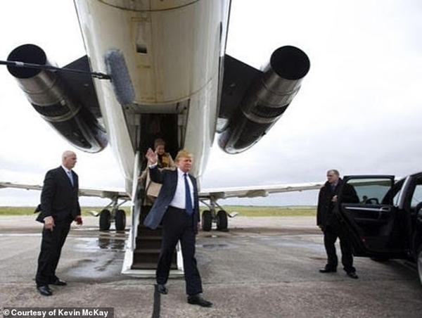 McKay (bên phải) khi còn làm vệ sĩ cho ông Trump. Ảnh: Kevin McKay. McKay (bên phải) khi còn làm vệ sĩ cho ông Trump. Ảnh: Kevin McKay.