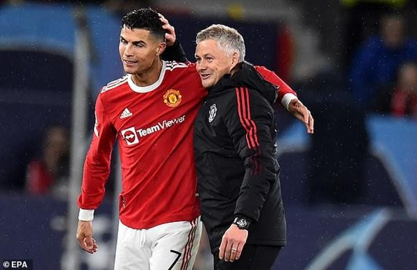 Ronaldo và HLV Solskjaer. Ảnh: EPA. Ronaldo và HLV Solskjaer. Ảnh: EPA.