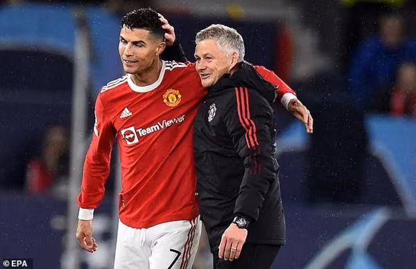Ronaldo và HLV Solskjaer. Ảnh: EPA. Ronaldo và HLV Solskjaer. Ảnh: EPA.