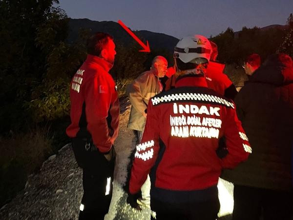 Hóa ra, ông Mutlu (giữa) cũng tham gia vào cuộc tìm kiếm chính mình. Ảnh: DHA Photo.