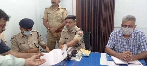 Cảnh sát điều tra vụ việc thí sinh quay cóp bằng dép. Ảnh: IndiaTV News.