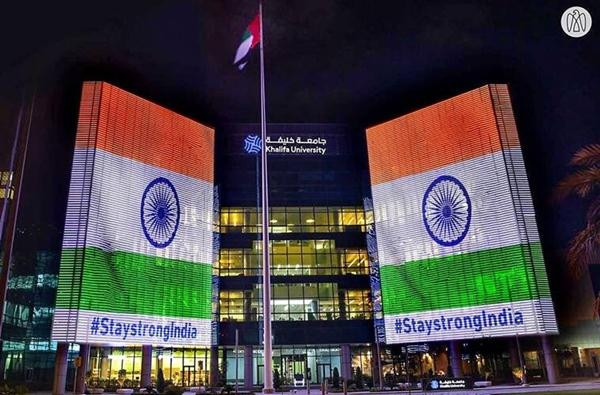 Hình cờ Ấn Độ cùng dòng chữ "Mạnh mẽ nhé, Ấn Độ" ở trường ĐH Khalifa (Abu Dhabi, UAE). Ảnh: PTI. Hình cờ Ấn Độ cùng dòng chữ "Mạnh mẽ nhé, Ấn Độ" ở trường ĐH Khalifa (Abu Dhabi, UAE). Ảnh: PTI.