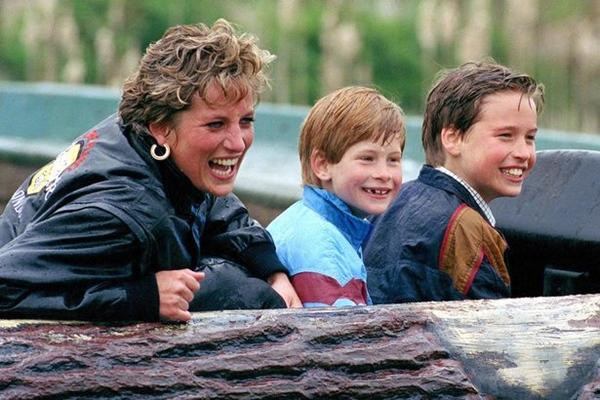 Công nương Diana muốn các con hứa sẽ luôn là bạn tốt nhất của nhau. Ảnh: Getty.