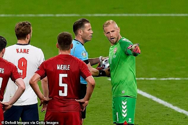 Schmeichel cho biết, anh đã báo với trọng tài về việc mình bị chiếu đèn từ hiệp 2 rồi. Ảnh: Defodi Images/ Getty Images. Schmeichel cho biết, anh đã báo với trọng tài về việc mình bị chiếu đèn từ hiệp 2 rồi. Ảnh: Defodi Images/ Getty Images.