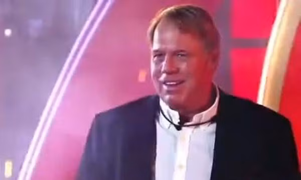 Ông Thomas Markle Jr. trong phần giới thiệu chương trình mới. Ảnh: Mirror.
