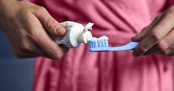 Đánh răng trong khi đang buồn ngủ có thể gây hậu quả khó lường. Ảnh minh họa: Sally Anscombe/ Getty Images. Đánh răng trong khi đang buồn ngủ có thể gây hậu quả khó lường. Ảnh minh họa: Sally Anscombe/ Getty Images.