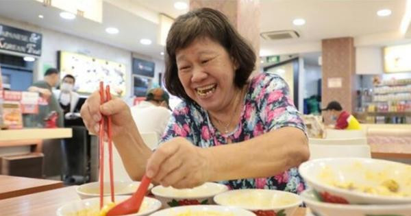 Bà cụ 67 tuổi đi ăn luôn 10 tô mì cà-ri trước khi lệnh giãn cách ở Singapore được áp dụng. Ảnh: Lin Guoming. Bà cụ 67 tuổi đi ăn luôn 10 tô mì cà-ri trước khi lệnh giãn cách ở Singapore được áp dụng. Ảnh: Lin Guoming.