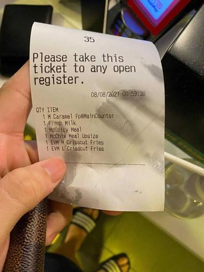 Tờ hóa đơn có dấu vân tay lạ. Ảnh: Instagram.