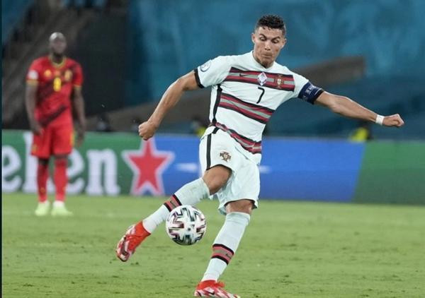 Dường như muốn tạo nên sự thay đổi, Ronaldo thay áo và mặc áo ngắn tay ở hiệp 2. Ảnh: The Sun.