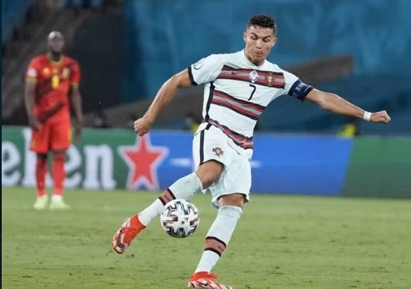 Dường như muốn tạo nên sự thay đổi, Ronaldo thay áo và mặc áo ngắn tay ở hiệp 2. Ảnh: The Sun. Dường như muốn tạo nên sự thay đổi, Ronaldo thay áo và mặc áo ngắn tay ở hiệp 2. Ảnh: The Sun.