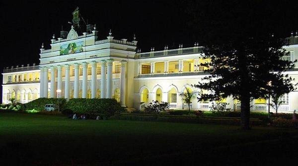 Một phần trường ĐH Mysore vào buổi tối. Ảnh: Wikimedia Commons.