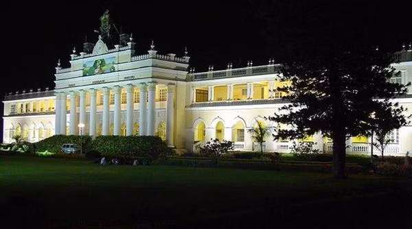 Một phần trường ĐH Mysore vào buổi tối. Ảnh: Wikimedia Commons. Một phần trường ĐH Mysore vào buổi tối. Ảnh: Wikimedia Commons.