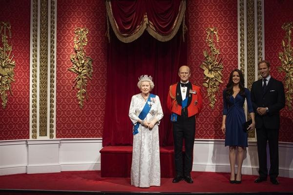 Chỗ trống tại khu vực dành cho Hoàng gia Anh (trong bảo tàng Madame Tussauds London) sau khi tượng Harry - Meghan bị chuyển đi. Ảnh: Victoria Jones/ AP.