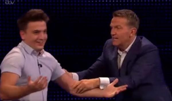 Người dẫn chương trình không thể kiềm chế nổi sự phấn khích. Ảnh: ITV.