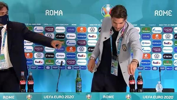 UEFA đã phải nhắc nhở các cầu thủ ngừng làm theo Ronaldo như thế này. Ảnh: YouTube. UEFA đã phải nhắc nhở các cầu thủ ngừng làm theo Ronaldo như thế này. Ảnh: YouTube.