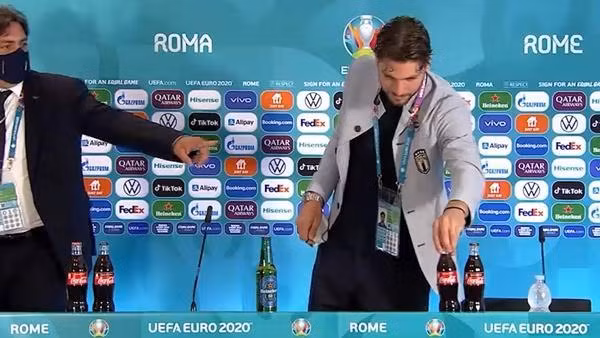 UEFA đã phải nhắc nhở các cầu thủ ngừng làm theo Ronaldo như thế này. Ảnh: YouTube.