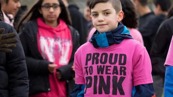 Một nam sinh Canada mặc áo màu hồng có ghi dòng chữ "Tự hào khi mặc màu hồng" để phản đối việc bắt nạt học đường, sau khi một học sinh bị bắt nạt chỉ vì mặc áo màu hồng. Ảnh: Peter So Photography.