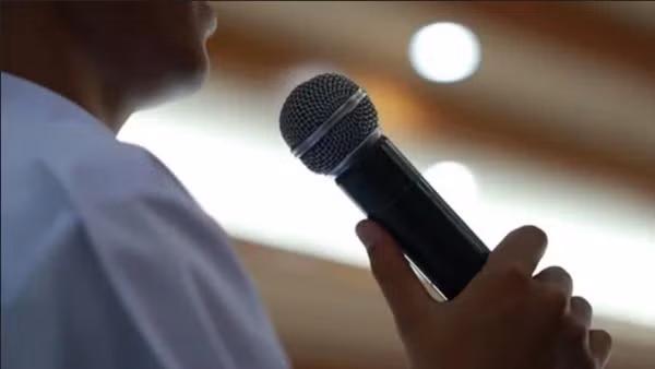 Dù không phải là ca sĩ nhưng Wang chọn một bài hát khó để thể hiện khi hát karaoke. Ảnh minh họa: Shutterstock.