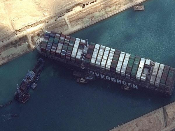 Tàu Ever Given vẫn đang mắc kẹt ở kênh đào Suez. Ảnh: Maxar Technologies/ AFP.