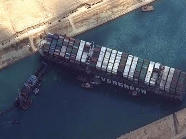 Tàu Ever Given vẫn đang mắc kẹt ở kênh đào Suez. Ảnh: Maxar Technologies/ AFP. Tàu Ever Given vẫn đang mắc kẹt ở kênh đào Suez. Ảnh: Maxar Technologies/ AFP.