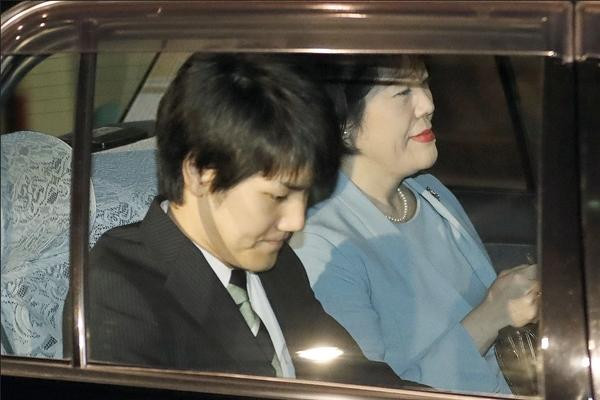 Anh Komuro và mẹ. Ảnh: Kyodo News Stills via Getty Images.