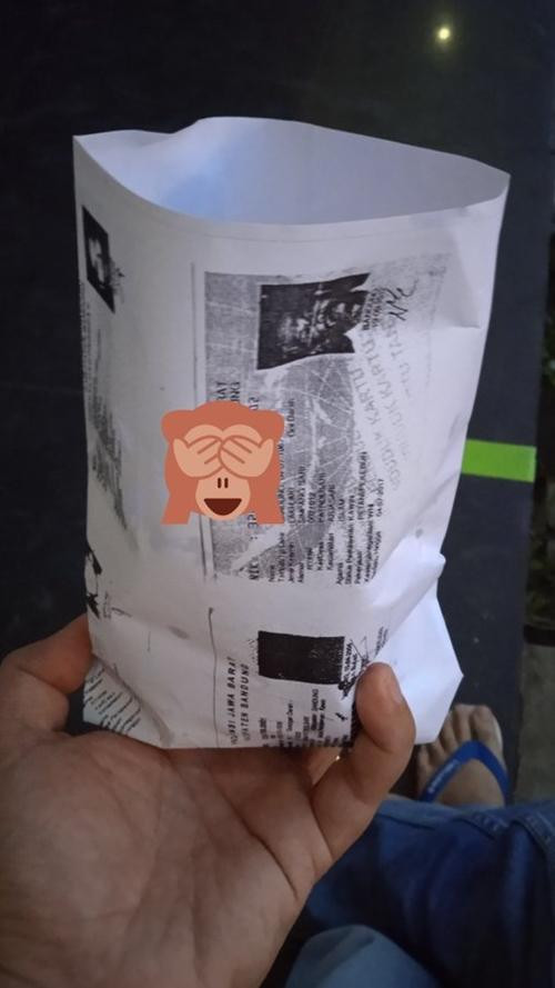 Bản photo CCCD của một người được dùng làm giấy bọc thức ăn. Ảnh: Edwin Basuki. Bản photo CCCD của một người được dùng làm giấy bọc thức ăn. Ảnh: Edwin Basuki.