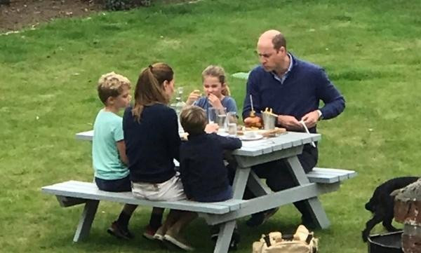 William - Kate đưa 3 con ra ngoài ăn trưa vào cuối tuần vừa rồi. Ảnh: The Sun. William - Kate đưa 3 con ra ngoài ăn trưa vào cuối tuần vừa rồi. Ảnh: The Sun.