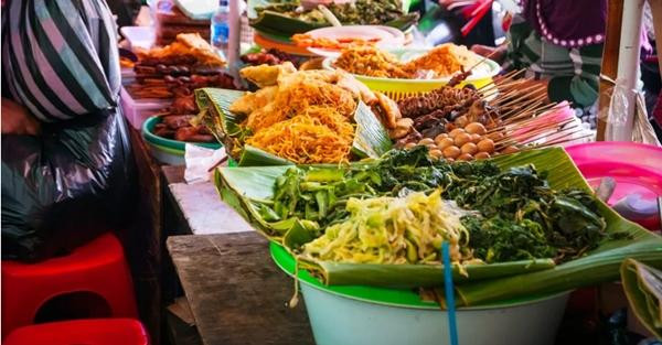 Một quán bán thức ăn trên phố ở Indonesia. Ảnh minh họa: Dinozaver/ Getty Images. Một quán bán thức ăn trên phố ở Indonesia. Ảnh minh họa: Dinozaver/ Getty Images.