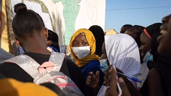Học sinh tập trung tại trường ở Senegal. Ảnh minh họa: Africanews/ JOHN WESSELS/ AFP.