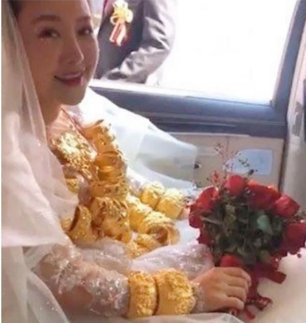 Cô dâu đeo 30kg vàng do nhà trai tặng trong ngày cưới. Ảnh: Tribun Solo.