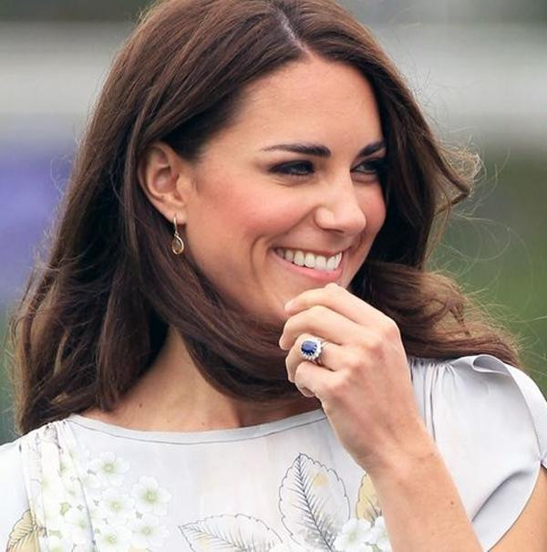 Ngược lại với chồng, Kate thường đeo cả nhẫn cưới lẫn nhẫn đính hôn. Ảnh: Getty Images. Ngược lại với chồng, Kate thường đeo cả nhẫn cưới lẫn nhẫn đính hôn. Ảnh: Getty Images.