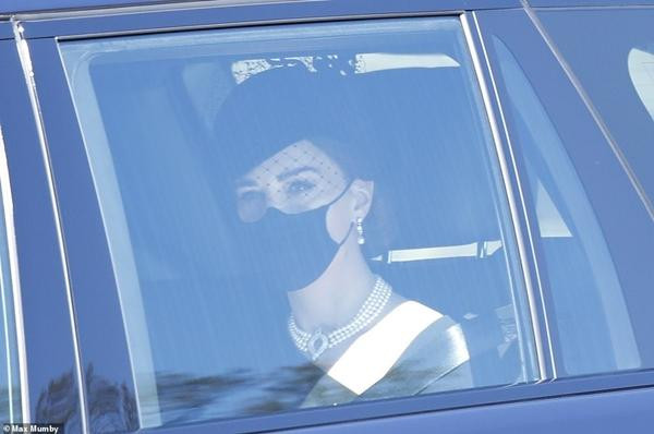 Kate mặc trang phục trang nghiêm và thanh lịch. Ảnh: Max Mumby. Kate mặc trang phục trang nghiêm và thanh lịch. Ảnh: Max Mumby.