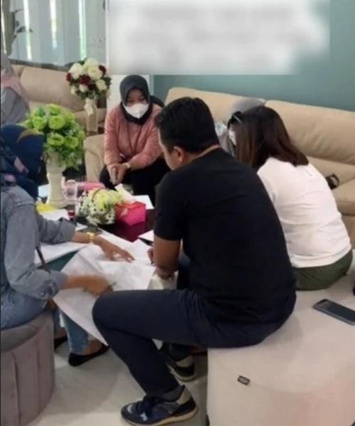 Chị Cindy ngạc nhiên khi thấy nhân viên ngân hàng đến tìm mình. Ảnh: @addinn**. Chị Cindy ngạc nhiên khi thấy nhân viên ngân hàng đến tìm mình. Ảnh: @addinn**.