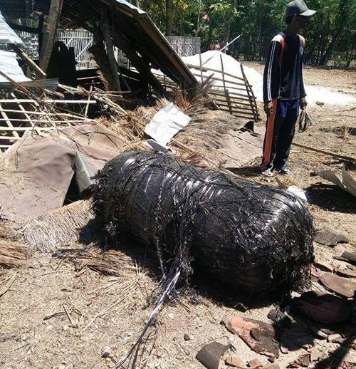 Một bộ phận của tên lửa Falcon 9 (SpaceX, Mỹ) từng rơi xuống Indonesia, phá hỏng một khu nuôi gia súc. Ảnh: Tribunnews.