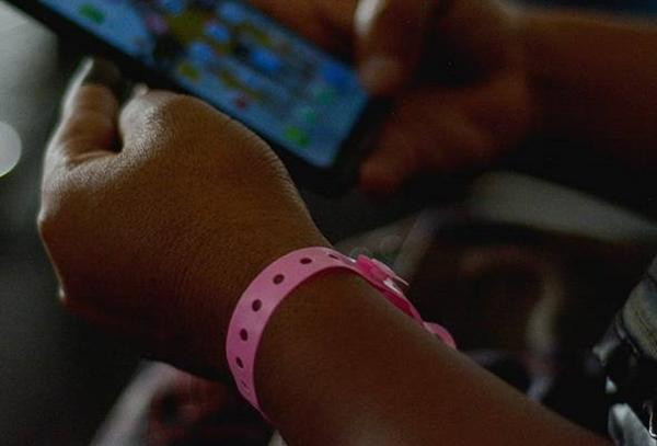 Các bác sĩ cho biết, có những người đang phải cách ly (đeo vòng màu hồng ở tay) mà vẫn thản nhiên đi lung tung. Ảnh: Astro Awani. Các bác sĩ cho biết, có những người đang phải cách ly (đeo vòng màu hồng ở tay) mà vẫn thản nhiên đi lung tung. Ảnh: Astro Awani.