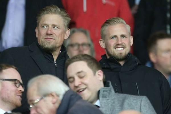 Từ lâu, Schmeichel "cha" đã gạt phăng ý tưởng rằng con trai mình chơi bóng cho Tam Sư. Ảnh: Getty. Từ lâu, Schmeichel "cha" đã gạt phăng ý tưởng rằng con trai mình chơi bóng cho Tam Sư. Ảnh: Getty.