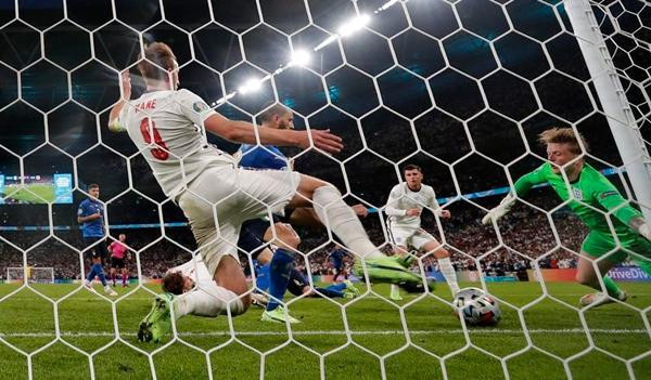 Tình huống gỡ hòa của đội tuyển Ý. Ảnh: Frank Augstein/ AP. Tình huống gỡ hòa của đội tuyển Ý. Ảnh: Frank Augstein/ AP.