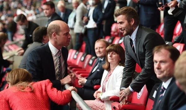 Hoàng tử William và Beckham trò chuyện khi cùng đi xem một trận đấu ở EURO 2020. Ảnh: Getty.