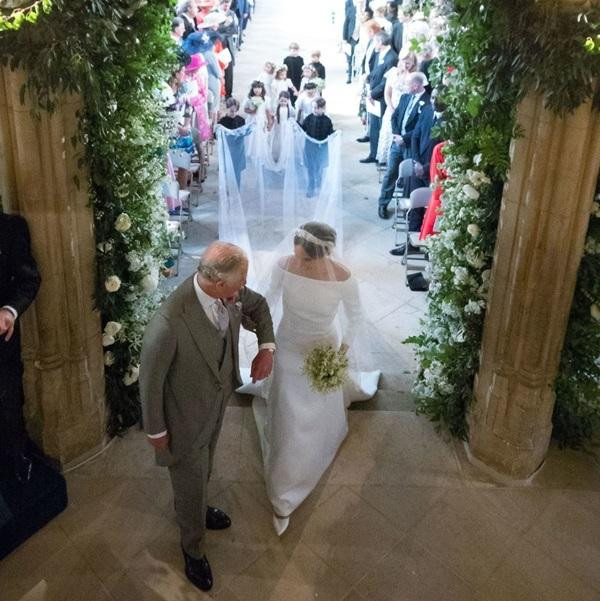 Thái tử Charles đón Meghan vào lễ đường. Ảnh: WPA/ Getty Images.