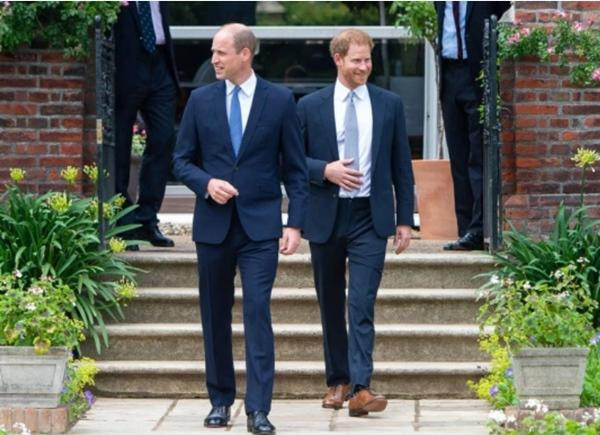 Harry có cử chỉ tương tự William, và anh rất tươi cười. Ảnh: Getty.