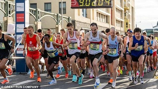 Các vận động viên thi chạy ở Bristol vào Chủ Nhật vừa rồi. Ảnh: Great Run Company.