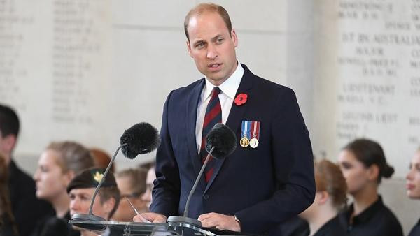 "Bí quyết" của William là không đeo kính khi phát biểu để khỏi nhìn thấy mặt mọi người. Ảnh: The Breeze.