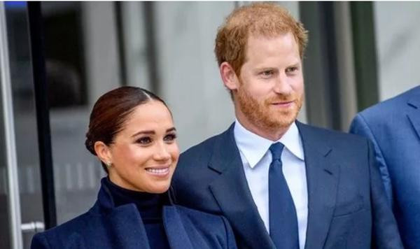 Meghan cười tươi hơn, còn trông Harry có vẻ khá gượng gạo. Ảnh: Getty. Meghan cười tươi hơn, còn trông Harry có vẻ khá gượng gạo. Ảnh: Getty.