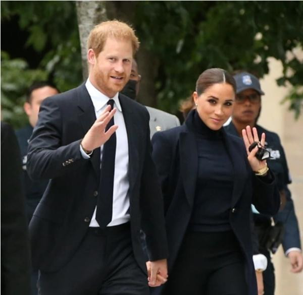 Vợ chồng Harry - Meghan vừa đến New York. Ảnh: The Sun. Vợ chồng Harry - Meghan vừa đến New York. Ảnh: The Sun.